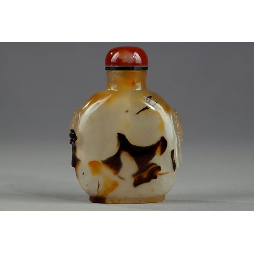 Agate snuff bottle (well hollowed out)has natural decor with shoulder masks - China 1800/1850